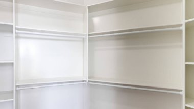 Panorama White, gardıroptaki duvarlara monte edilmiş raf ünitesine inşa edilmiş. Dolabın içinde kahverengi halı döşemeli ve çerçevelenmiş, altında plastik çubuklar olan raflarla yürüyün..