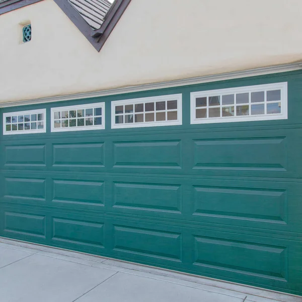Квадрат Зеленой Дверью Холла Калифорния Зеленая Секционная Гаражная Дверь Белыми — стоковое фото