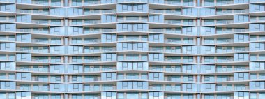 Silikon Vadisi, San Jose Körfez Bölgesi, Kaliforniya 'da balkonlarda cam parmaklıklı soyut aynalı cam bina. Yansıtıcı cam duvarları olan modern bir bina..