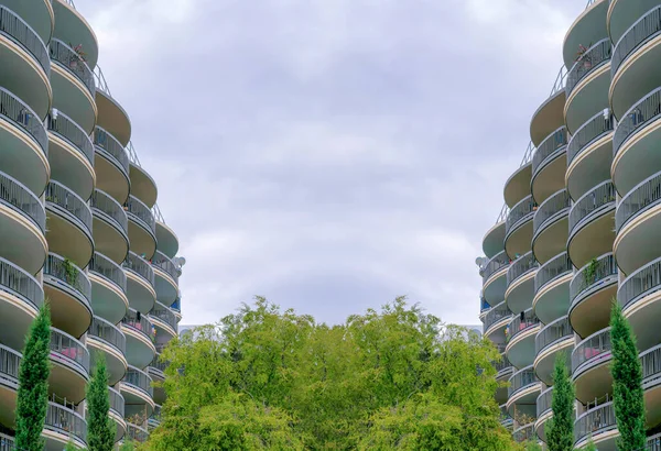 Abstrakter Verspiegelter Hintergrund Gebogene Balkone Eines Mehrfamilienhauses Silicon Valley San — Stockfoto