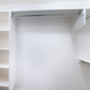 Beyaz Kare, gömme dolap içindeki raf üniteleri. Üstünde plastik destekler, metal çubuklar ve ön duvarda dikey çerçeveli raflar olan raflar var..