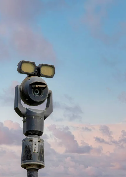 Pionowe Chmury Puffy Zachodzie Słońca Przesuwanie Kamery Bezpieczeństwa Słupie Światłami — Zdjęcie stockowe