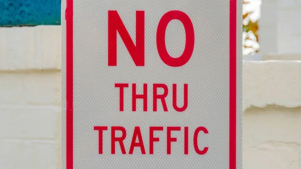 パノラマカリフォルニア州ラホヤの交通死の終わりの標識を通っていません 白いコンクリートの壁と大きな青い花瓶に赤い文字とマージンと反射看板 — ストック写真