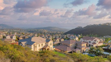 Günbatımında Panorama Kabarık Bulutları Double Peak Park 'ın manzarasından bir dağın tepesinde. California 'daki San Marcos toplumunun yüksek açılı manzaralı yolları ve büyük evleri var..