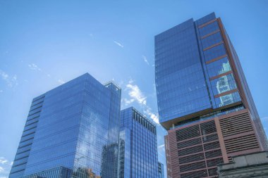 Ofis ya da apartman önü Austin Texas şehir merkezinde, mavi gökyüzüne karşı. Yüksek modern konut veya ticari binalar pencerelerindeki kentsel şehir manzarasını yansıtır..