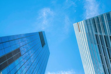 Austin Texas şehir merkezindeki parlak mavi gökyüzünün altında cam binalar yükseliyor. Daireler ya da ofisler güzel şehir manzarasını yansıtan cam cephelere sahiptir..