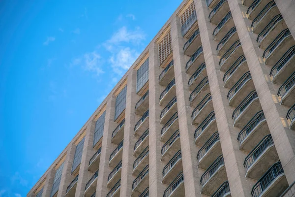 Açık Mavi Gökyüzüne Karşı Balkonları Olan Apartman Dairelerinin Dış Görünüşü — Stok fotoğraf