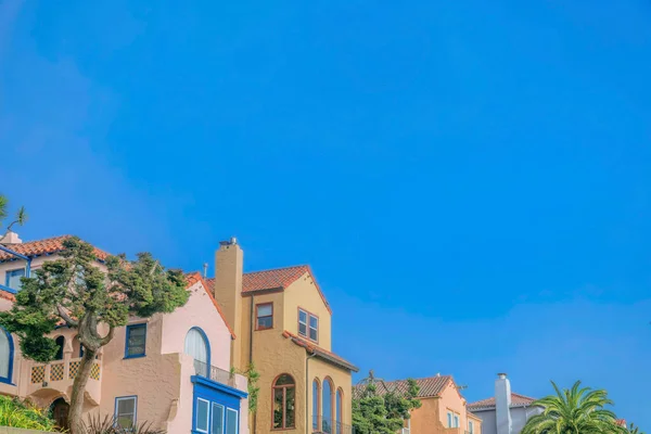 Kolorowe Domy Zewnątrz Bezchmurnym Tle Niebieskiego Nieba Słoneczny Dzień Malowniczy — Zdjęcie stockowe