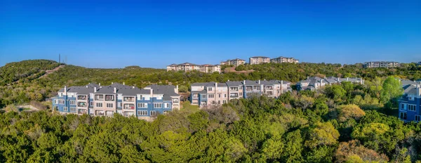 Austin Texas Casas Adjacentes Edifícios Apartamentos Cima Uma Encosta Verde — Fotografia de Stock