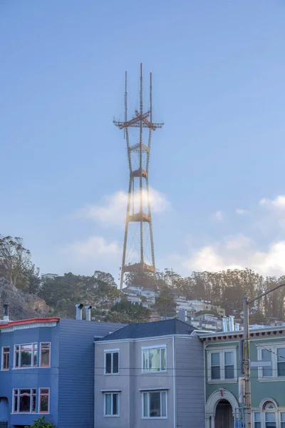 Sutro Tower Mit Wolken Himmel Über Den Reihenhäusern San Francisco — Stockfoto