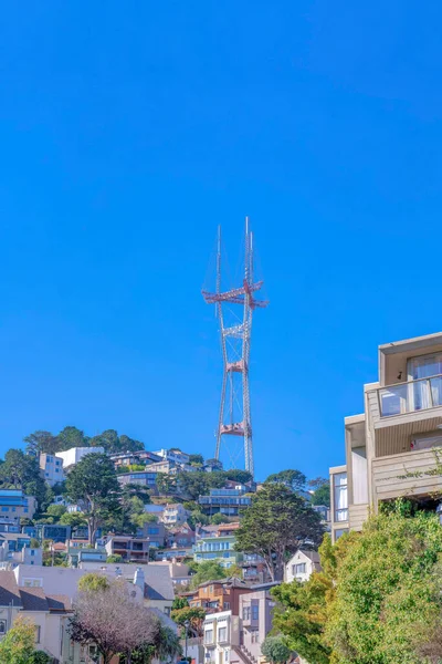Gipfel Des Sutro Turms Über Dem Hügel Mit Häusern Hang — Stockfoto