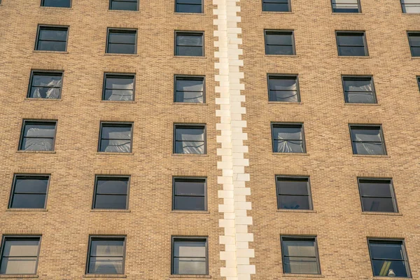 Зовнішній Вигляд Житлового Будинку Квадратними Вікнами Цегляною Стіною Архітектурні Краєвиди — стокове фото