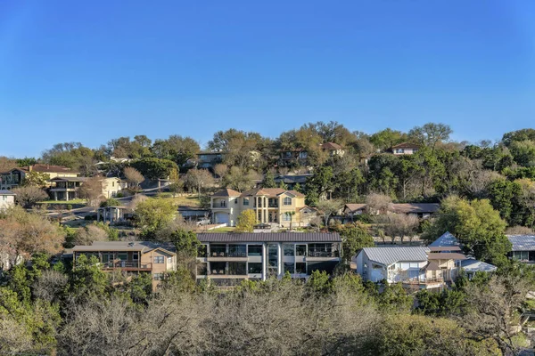 오스틴 텍사스 오스틴 경사진 지역에 집들의 나무와 과푸른 하늘로 둘러싸인 — 스톡 사진