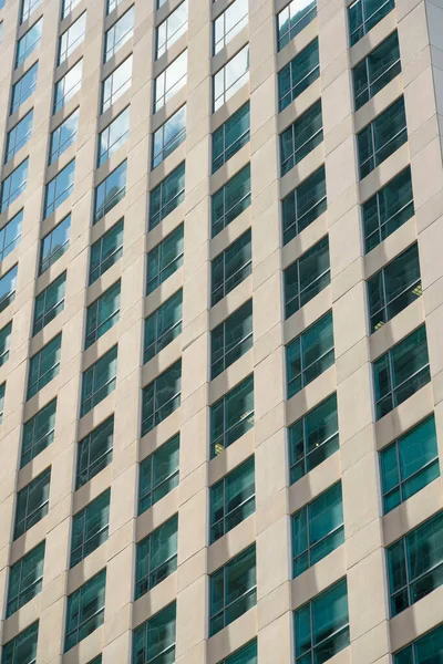 플로리다 마이애미에 창문으로 건물을 클로즈업한다 네모난 층에서 하늘을 반사하는 — 스톡 사진