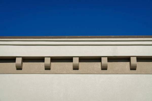 Okap Dachowy Zębami Zbliżenie Destin Floryda Beżowy Budynek Zewnętrzny Niskim — Zdjęcie stockowe