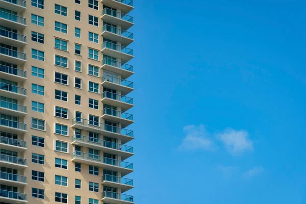 콘도미니엄의 외부와 플로리다 마이애미의 발코니에 난간이다 왼쪽에 현대식 주거용 건물의 — 스톡 사진