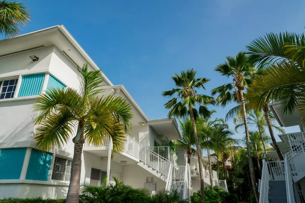 White Residential Buildings Staircase Entrance Trees Outdoors Miami Florida Low — Stock Photo, Image