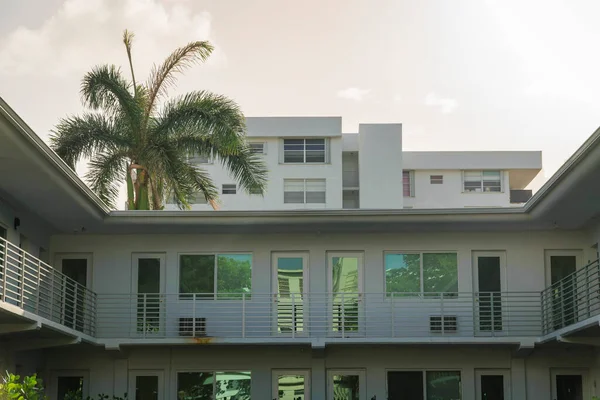 Wajah Sebuah Apartemen Dengan Pintu Reflektif Dan Jendela Miami Florida — Stok Foto
