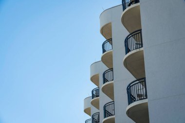 Florida, Destin 'de alçak açılı balkonları olan bir binanın köşesinde. Aşağıdaki eğri kenarlı bir binanın dış görüntüsü.