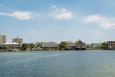 Destin, Florida 'daki konut villalarının manzarası. Cephede deniz var ve gökyüzüne karşı özel rıhtım manzaralı evler var..