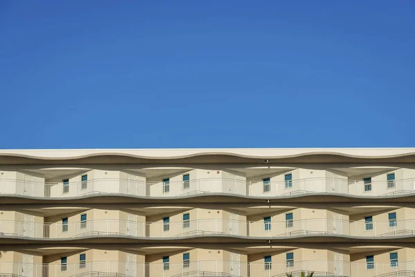 Widok Budynku Dołu Pomalowanymi Beżowymi Ścianami Białymi Drzwiami Balkonach Destin — Zdjęcie stockowe