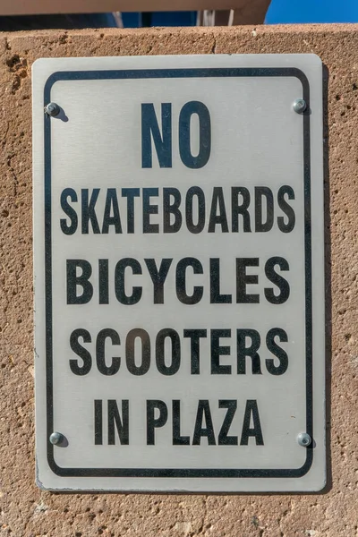 San Antonio Texas スケートボードなしのシルバーメタルサインプラザ内の自転車スクーター 至近距離からのコンクリート壁への標識 — ストック写真