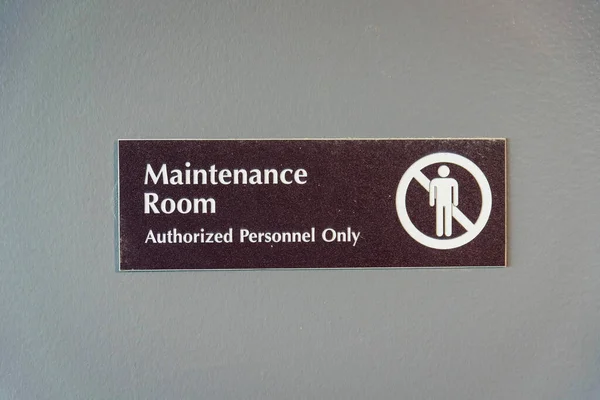デスティンフロリダ州メンテナンスルーム許可された人員のみサイン 背景の灰色の壁にシンボルが描かれた茶色の看板 — ストック写真