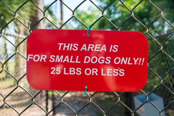 Piros Jel Láncszem Kerítés Terület Kis Kutyák Csak Font Vagy — Stock Fotó