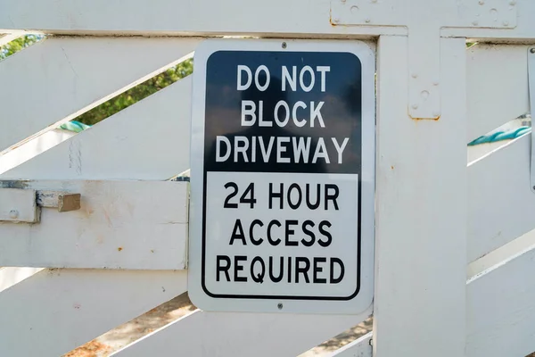 Destin Florida Крупный План Знака Блокировать Проезд Часа Доступ Требуется — стоковое фото
