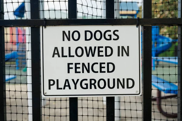 Κοντινό Πλάνο Πινακίδας Dogs Allowed Fenced Playground Εγγραφείτε Ένα Βαμμένο — Φωτογραφία Αρχείου