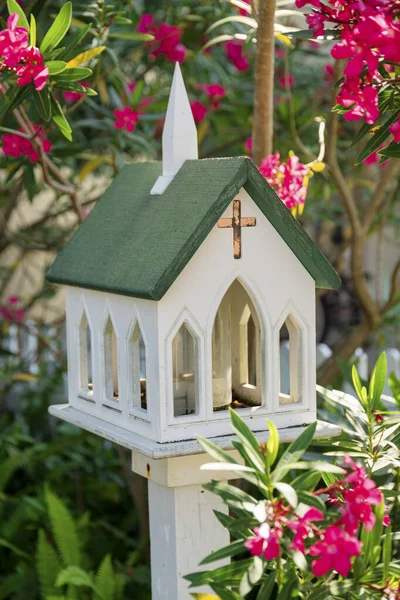 Houten Miniatuur Kerk Een Paal Met Kruis Het Dak Piek — Stockfoto