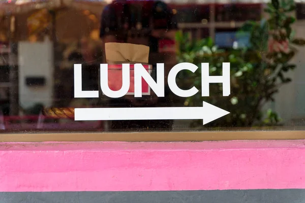 Almoço Pintado Sinal Símbolo Seta Uma Parede Vidro Transparente Miami — Fotografia de Stock