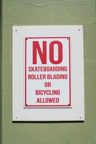 Destin Florida Κοντινό Πλάνο Μιας Σήμανσης Skateboarding Rollerblading Ποδηλασία Επιτρέπεται — Φωτογραφία Αρχείου