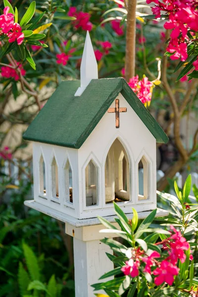 Houten Miniatuur Kerk Een Paal Met Kruis Het Dak Piek — Stockfoto
