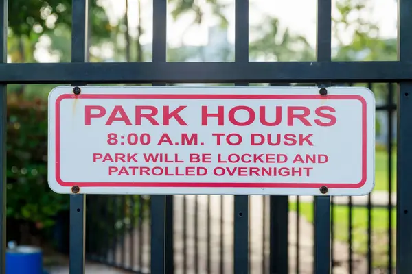 Oznakowanie Godzinami Parków Rano Parku Zmierzchu Będzie Zamknięte Patrolowane Przez — Zdjęcie stockowe