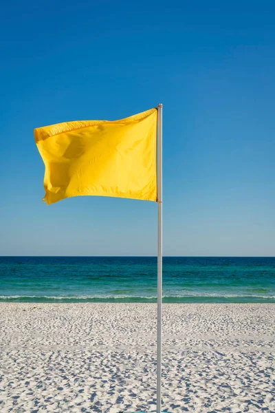 Gul Flagga Stolpe Vid Stranden Destin Florida Vertikalt Skott Flagga — Stockfoto