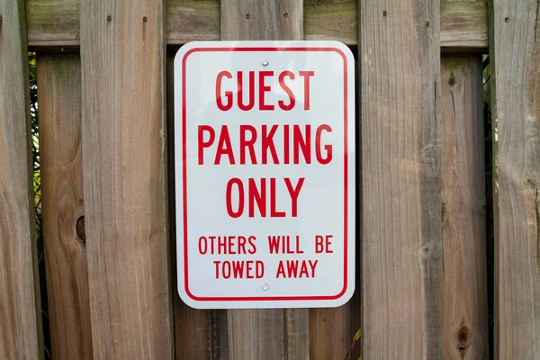 Sign Wooden Fence Guest Parking Only Others Towed Away Miami — Stock Photo, Image