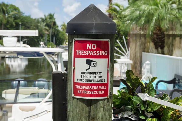 Zakaz Wtargnięcia Drewniany Pomost Pokrywą Miami Florydzie Zbliżenie Znaku Ostrzegawczego — Zdjęcie stockowe