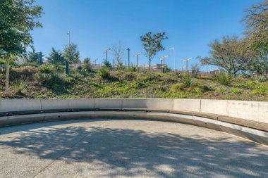 Austin Texas 'taki Waterloo Park' ta koltuklara kurulmuş yürüyüş ya da paten pisti. Güneşli bir günde mavi gökyüzüne karşı konforlu ve doğa manzaralı manzaralar..