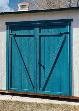 Dikey beyaz kabarık bulutlar iki katlı bir evin verandasından dağ sıraları manzaralı beyaz bulutlar. Sandalyeli ve masalı veranda yan tarafındaki merdivenli pencere ve konut binaları ve sokak yolları manzaralı..