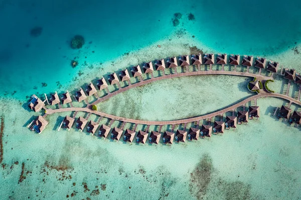 Maldivler Adaları 'nda bir ada oteli, deniz kenarında bir otelin havadan çekilmiş fotoğrafları var.