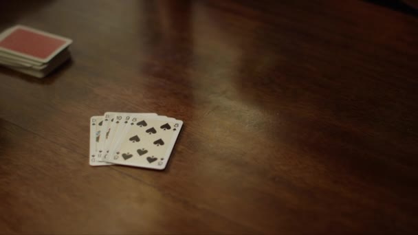 Играть Карты Столом Играть Карты Крупным Планом Высококачественные Кадры — стоковое видео