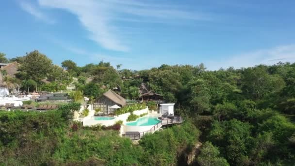 バリ島の海岸沿いのホテルの空中ビュー 高品質4K映像 — ストック動画