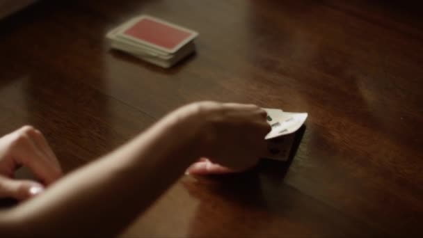Играть Карты Столом Играть Карты Крупным Планом Высококачественные Кадры — стоковое видео