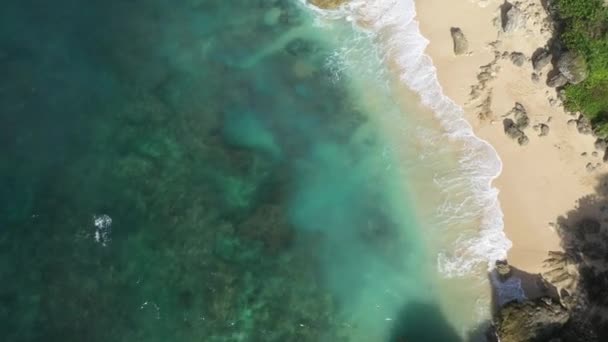 Узбережжя Моря Безпілотниками Камінням Піском Хвилями Моря Високоякісні Кадри — стокове відео