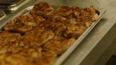 Lokantada hazır, profesyonel mutfakta kızarmış biftek. Yüksek kaliteli FullHD görüntüler