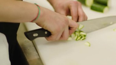 Şef profesyonel olarak sebze keser. Profesyonel aşçılık. Yüksek kaliteli FullHD görüntüler