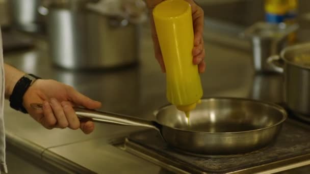 Een Professionele Chef Kok Bereidt Vakkundig Eten Een Koekenpan Braadpan — Stockvideo