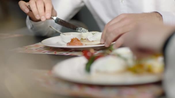Een Paar Mensen Ontbijten Een Restaurant Borden Gebruiksvoorwerpen Handen Dicht — Stockvideo