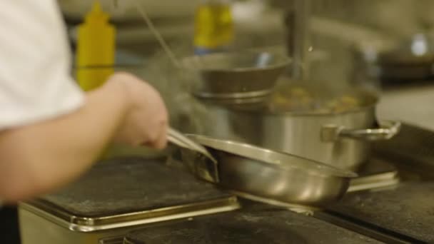 Chef Profissional Habilmente Prepara Comida Uma Frigideira Frigideira Mãos Close — Vídeo de Stock